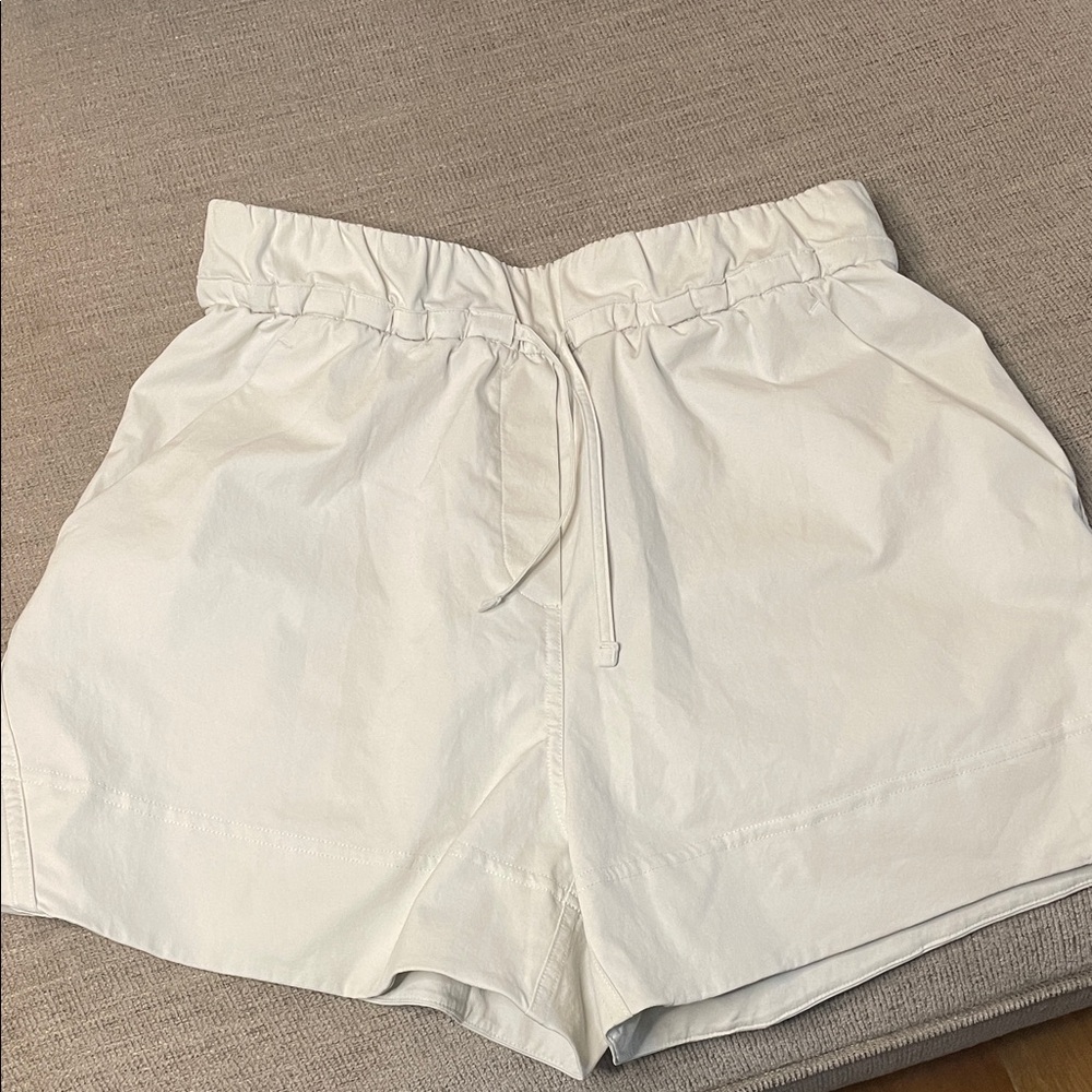 Lululemon cinchable Waist high-rise Woven short 3.5”